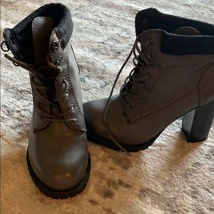 Grey Lace-up booties